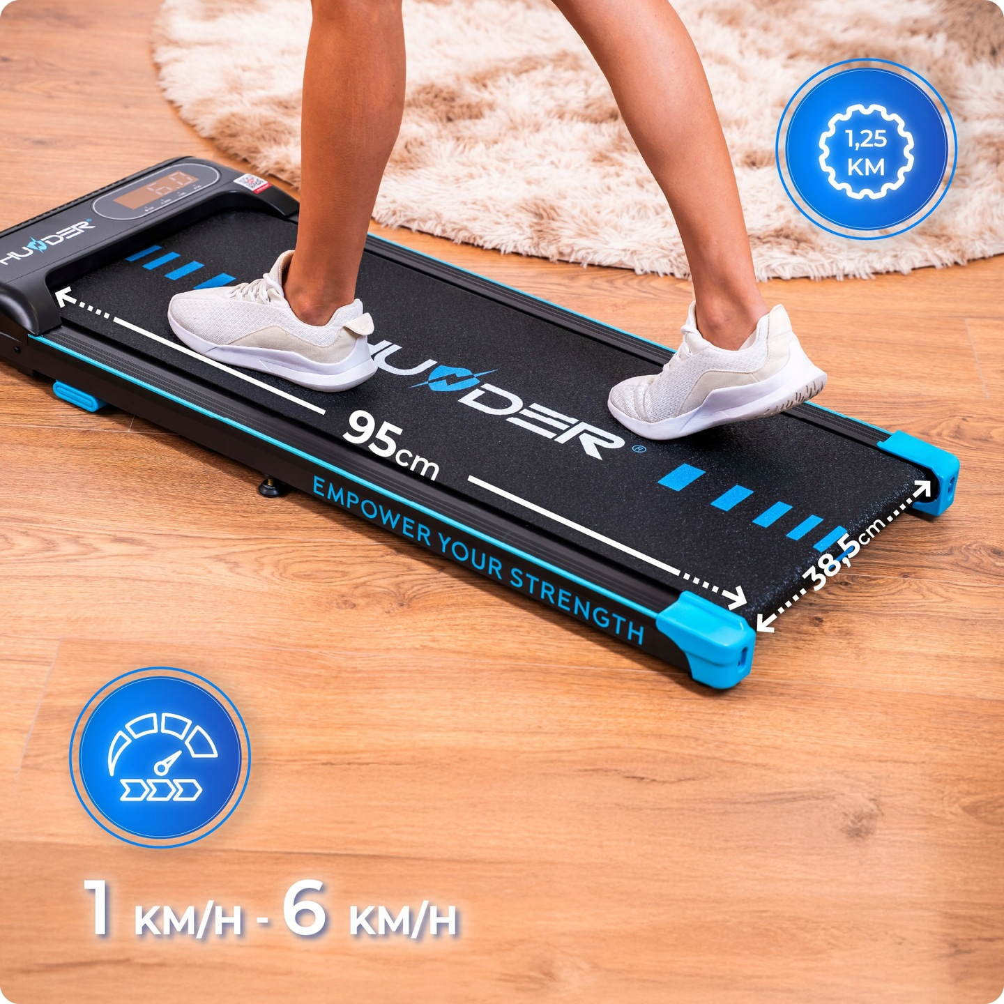 Osoba idzie po czarno-niebieskiej bieżni. Bieżnia wyświetla markę, prędkość i dystans, z pomiarami.