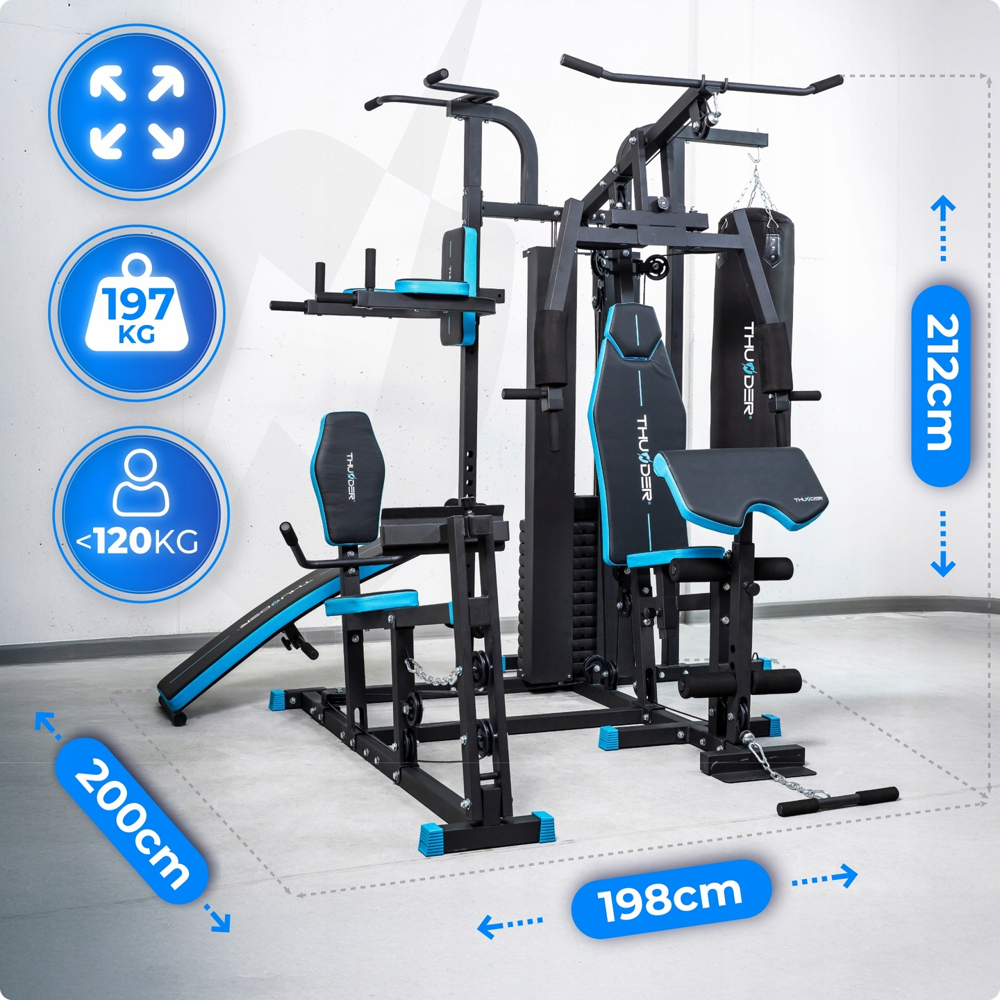 Czarno-niebieski multi-gym z wyświetlonymi limitami wagowymi. Zawiera worek bokserski, drążek do podciągania i różne stacje ćwiczeń.