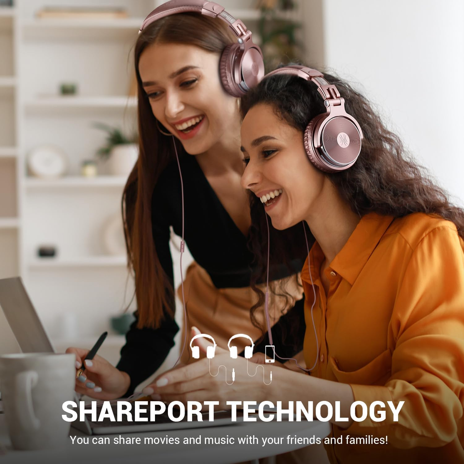 Due donne sorridenti con cuffie oro rosa. Condividono l'audio da un laptop. Testo Shareport Technology in basso.