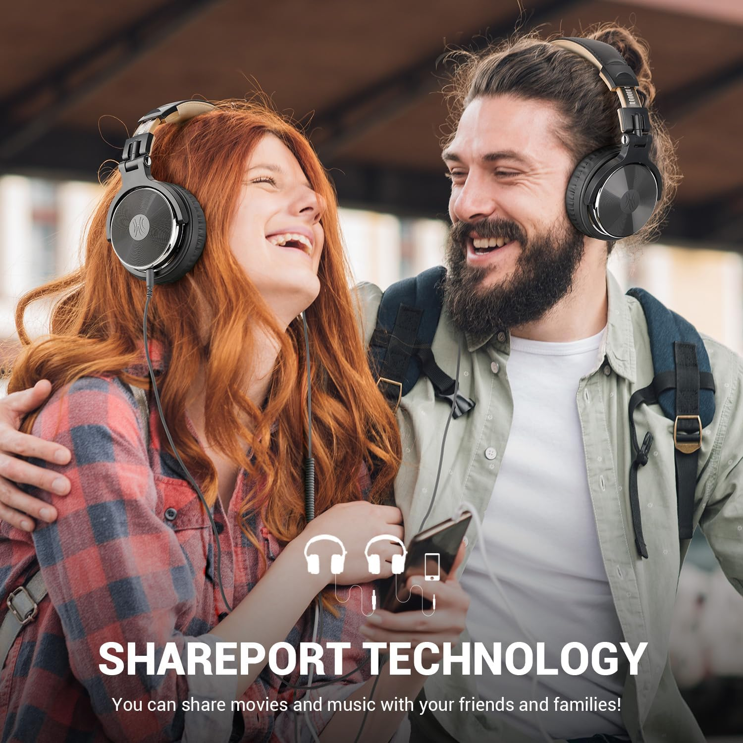 Due persone con le cuffie condividono un telefono. Sorridono. L'immagine ha le parole 'SHAREPORT TECHNOLOGY'.