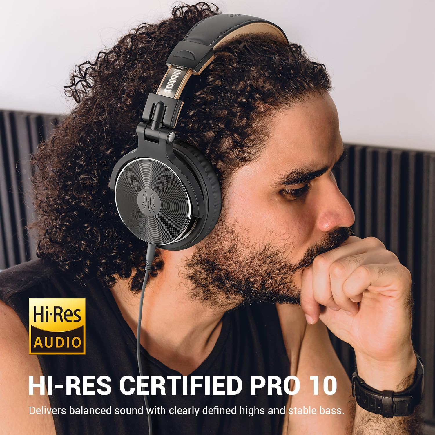 Uomo con le cuffie, si tocca il mento. Le cuffie sono nere e argento. Logo Hi-Res Audio visibile.