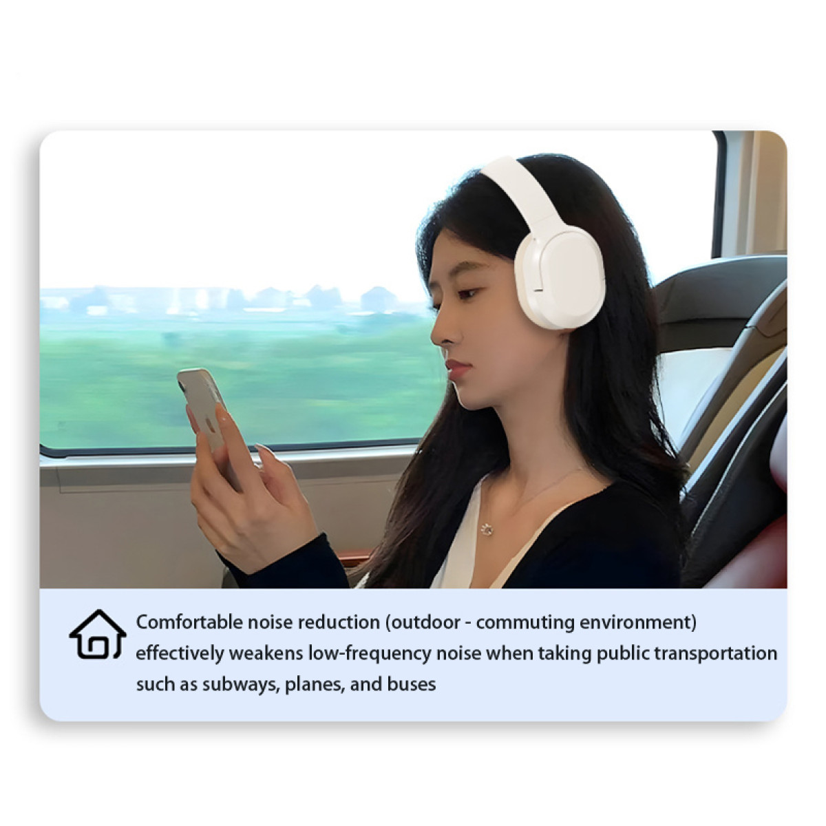 Eine Frau mit weißen Kopfhörern im Zug, die auf ein Smartphone schaut. Der Hintergrund zeigt eine grüne Landschaft.