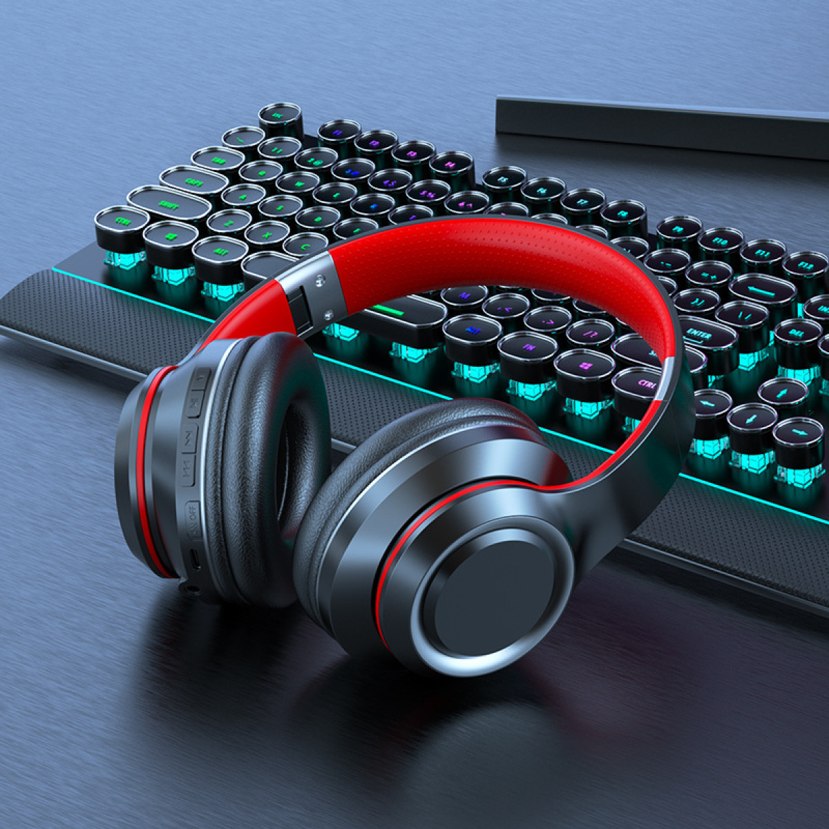 Kopfhörer mit rotem Kopfbügel liegen auf einer Tastatur mit runden Tasten. Die Tastatur ist schwarz mit blauen Lichtern.