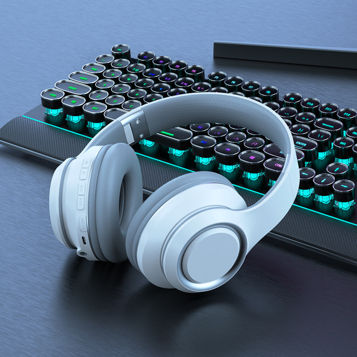 Weiße Kopfhörer liegen auf einer Tastatur mit runden Tasten, die mit blauen und grünen Lichtern beleuchtet werden, auf dunkler Oberfläche.