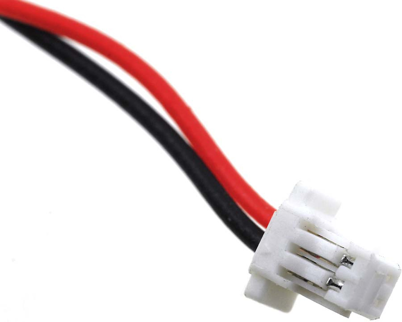 Primer plano de un conector blanco conectado a cables rojo y negro sobre un fondo blanco.