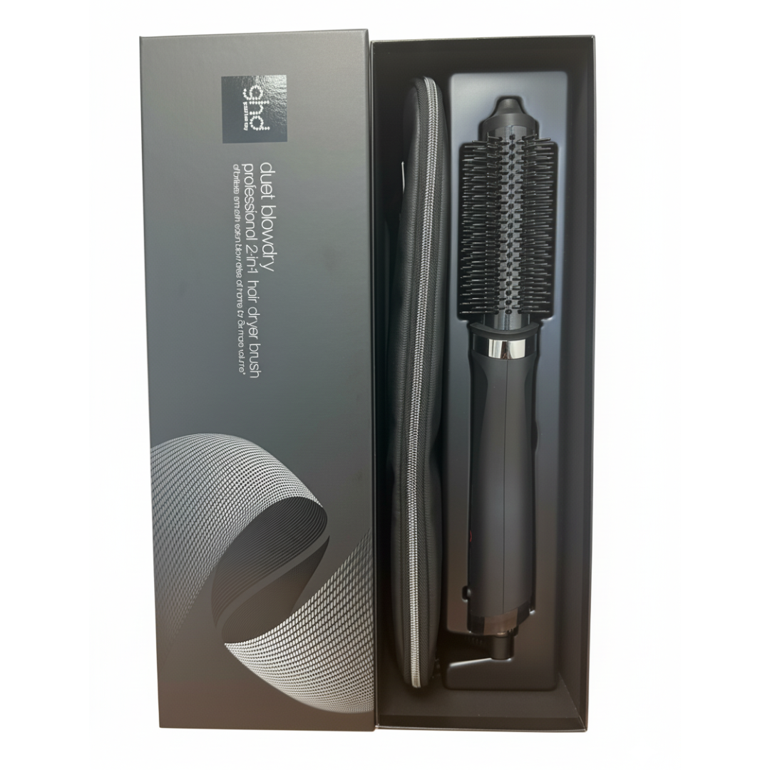 Una spazzola asciugacapelli professionale ghd duet blowdry nera è nella sua scatola nera. Nella scatola c'è anche una custodia nera.