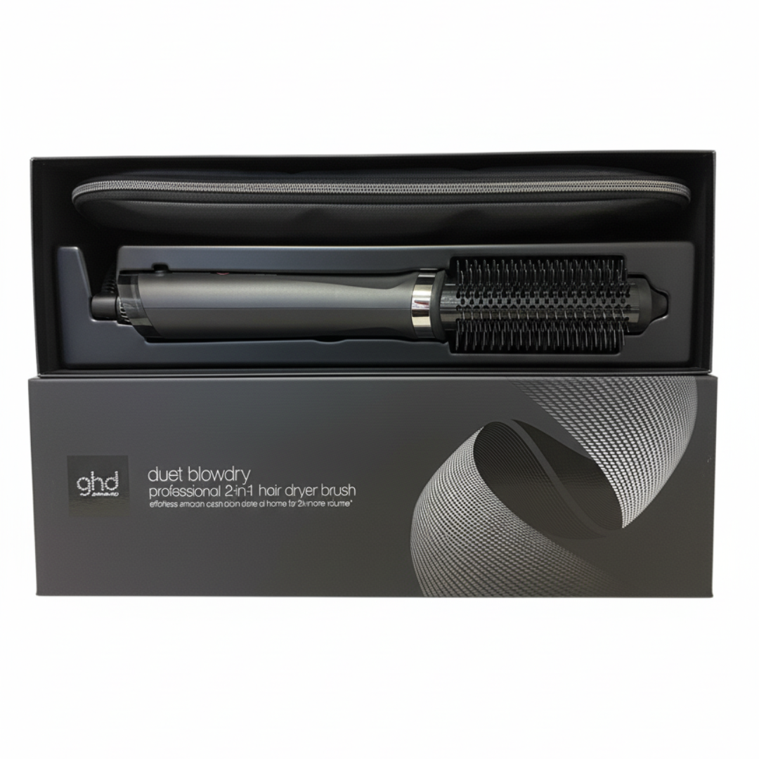 Una spazzola asciugacapelli ghd nera è in una scatola nera. La scatola ha il logo ghd e la descrizione del prodotto.