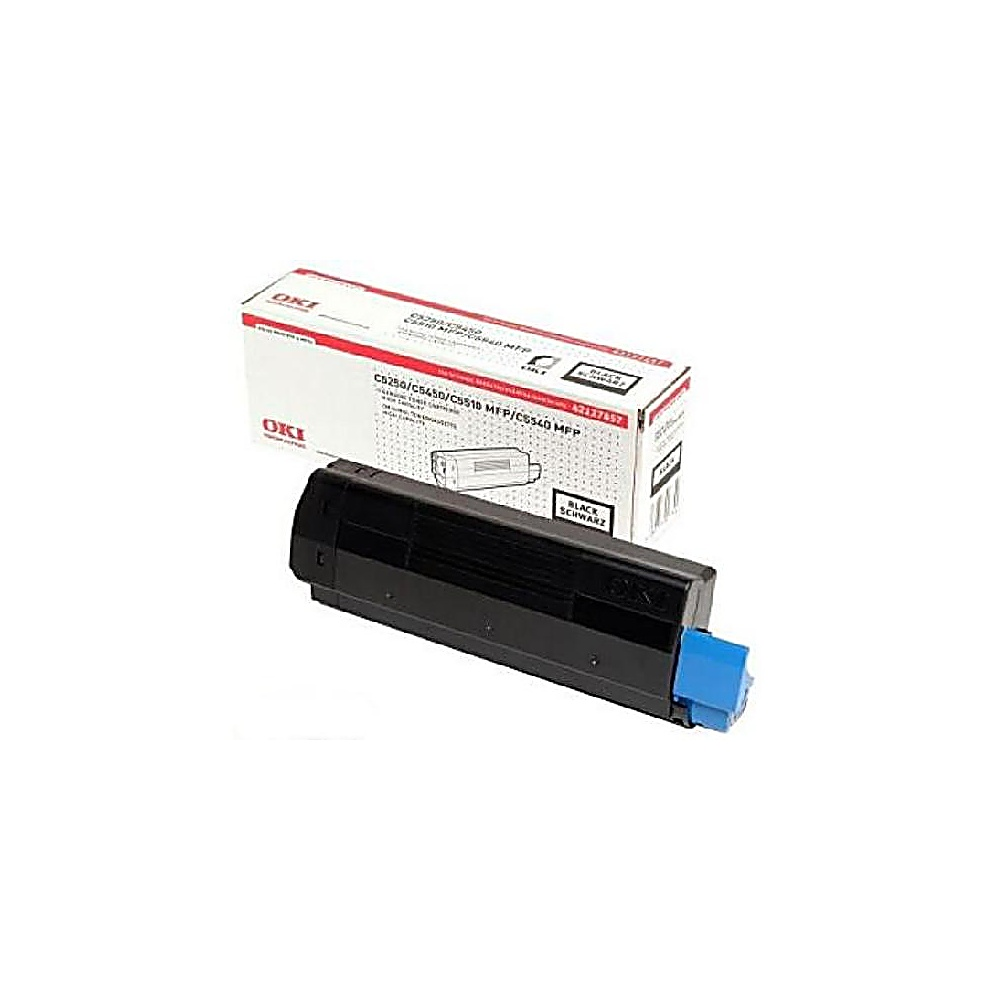 Una cartuccia toner OKI nera con punta blu è davanti alla sua scatola. La scatola è bianca con testo rosso e nero.