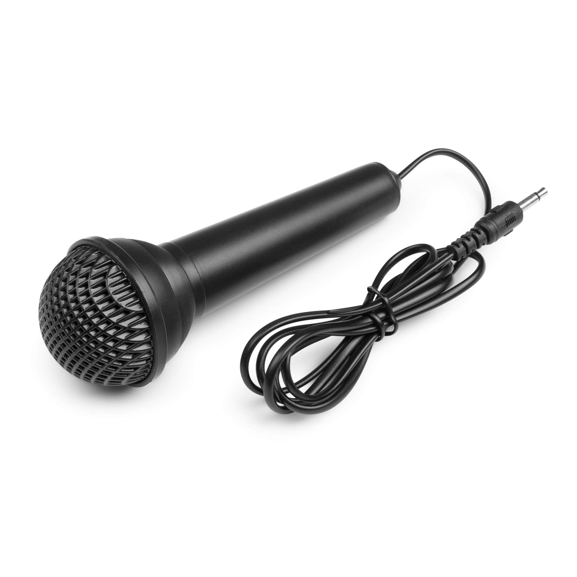 Un micrófono negro con cable y conector está sobre una superficie blanca. El micrófono está inclinado a la izquierda.