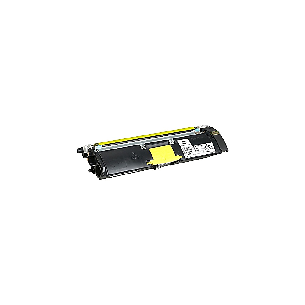 Una cartuccia toner Konica Minolta nera e gialla è isolata su sfondo bianco. È leggermente angolata verso destra.