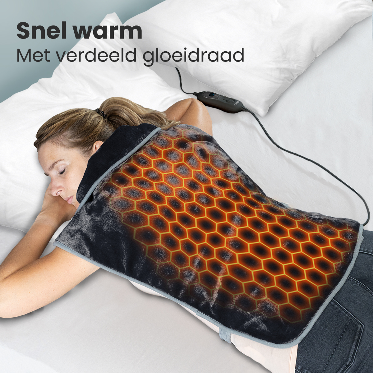Woman lying on bed with a heated blanket. The blanket has a honeycomb design. Text: 'Snel warm Met verdeeld gloeidraad'.
