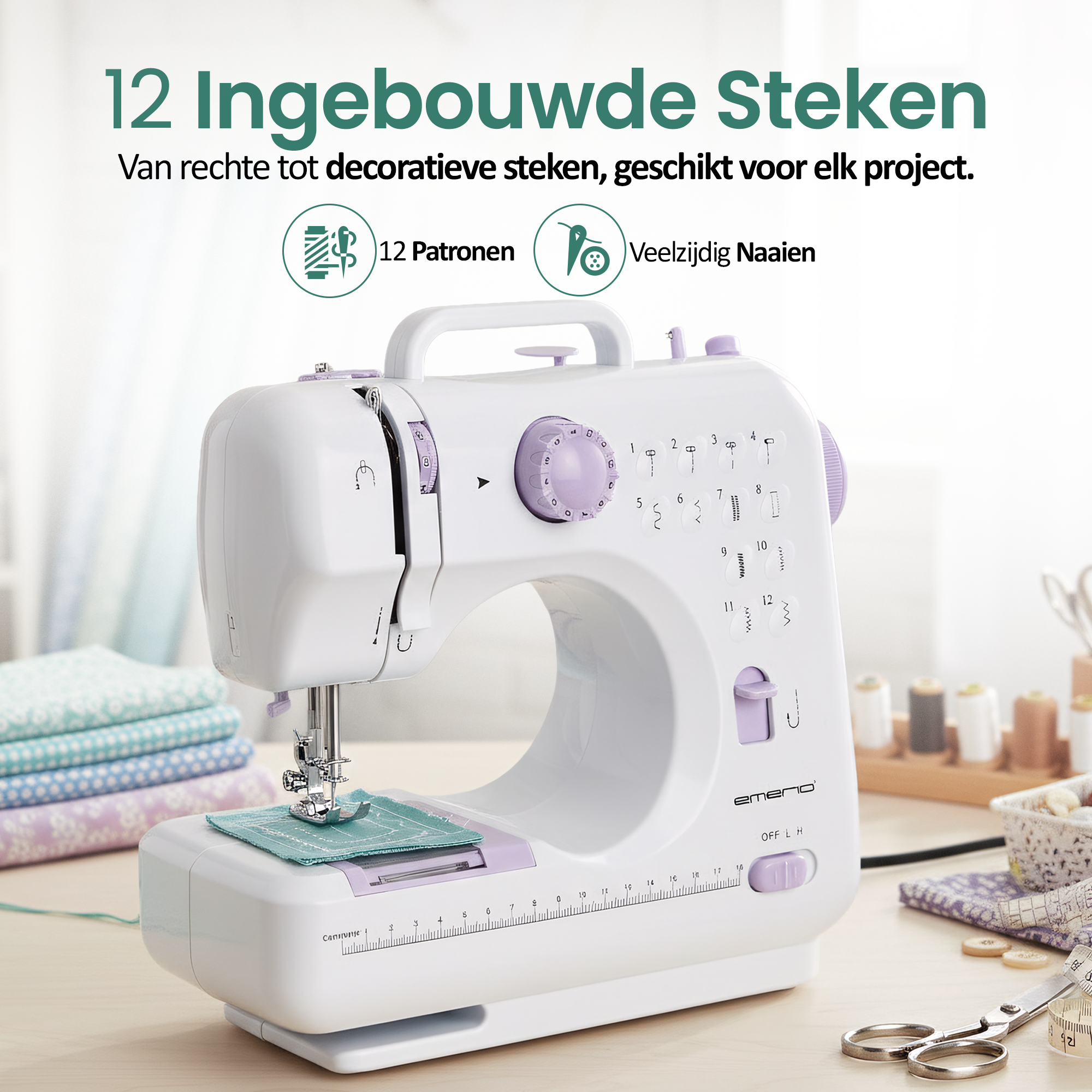 Biała maszyna do szycia z fioletowymi akcentami, próbki materiałów i akcesoria do szycia na drewnianej powierzchni.