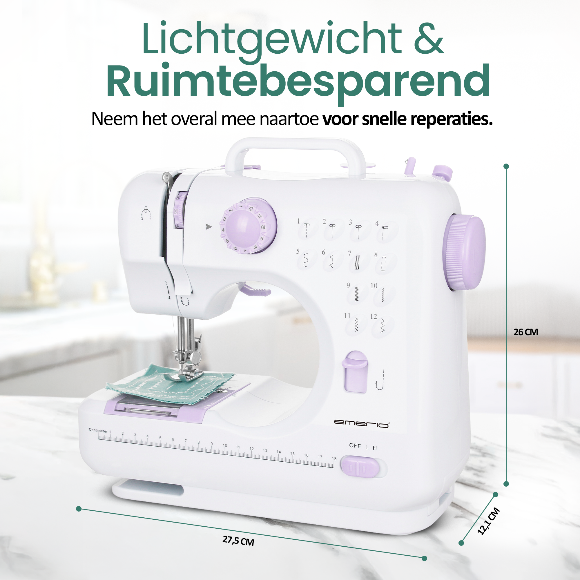 Biała maszyna do szycia z fioletowymi akcentami znajduje się na białej powierzchni. Ma różne ustawienia i wymiary.