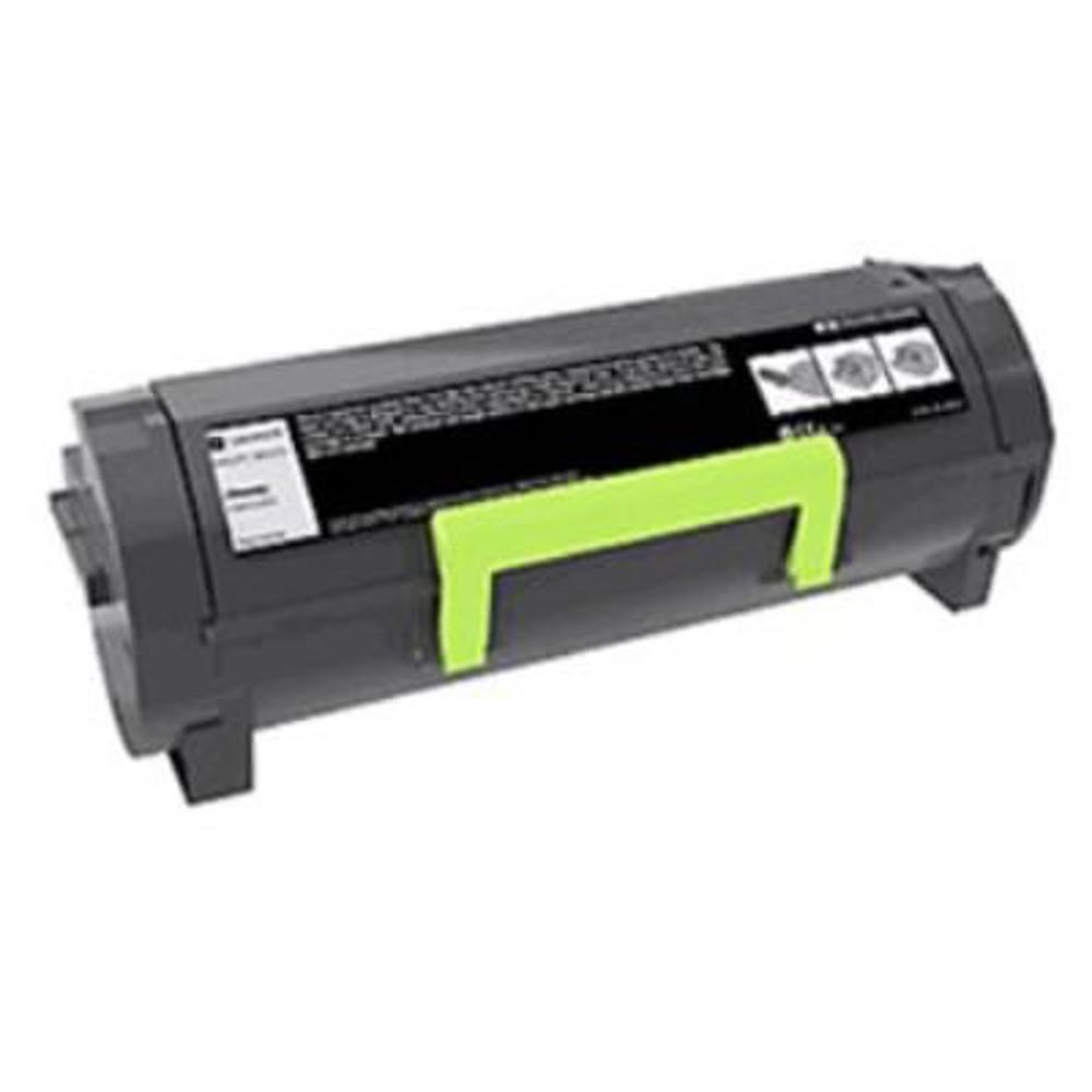 Una cartuccia di toner nera e grigia con una maniglia verde. Ci sono etichette sulla parte superiore e uno sfondo bianco.