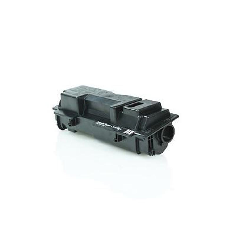 Una cartuccia toner nera, di forma rettangolare, con vari scomparti e un'apertura circolare sul lato, isolata su bianco.