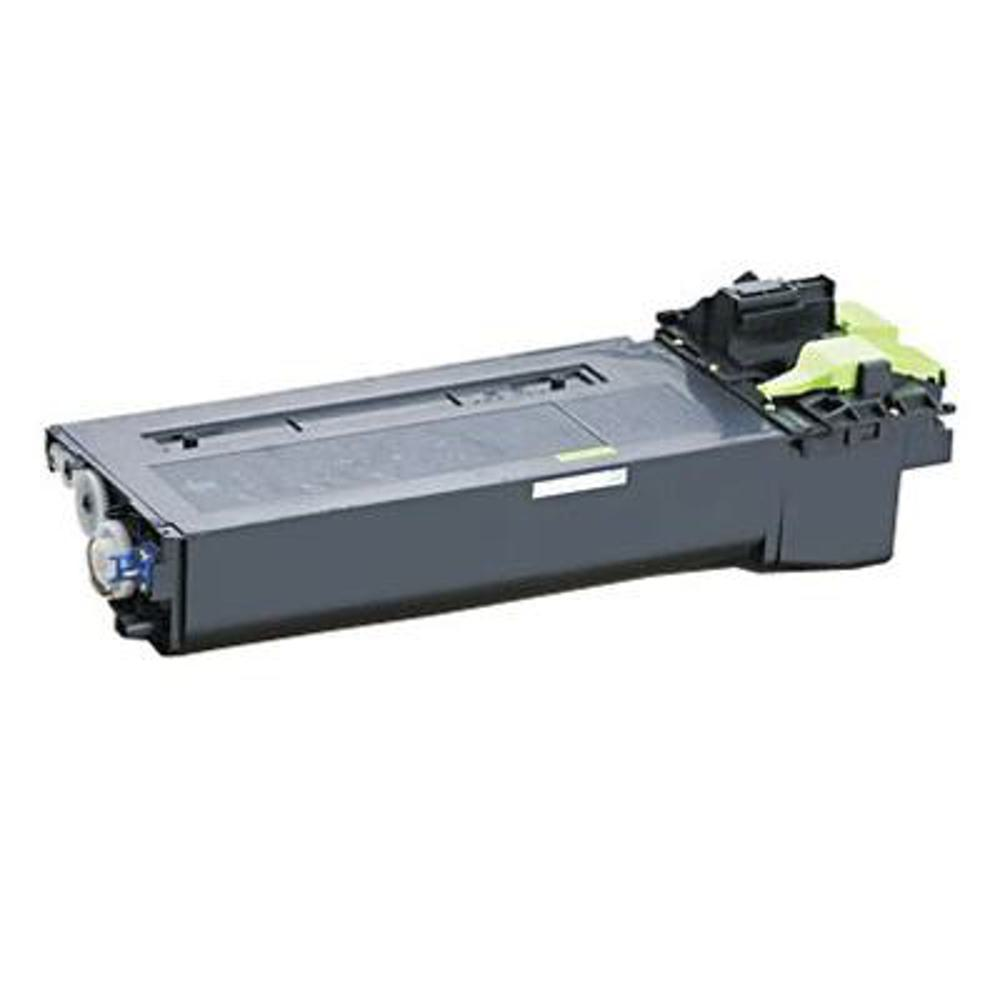 Una cartuccia toner grigia. Ha un componente in plastica nera su un'estremità con un pezzo verde. La cartuccia è su sfondo bianco.