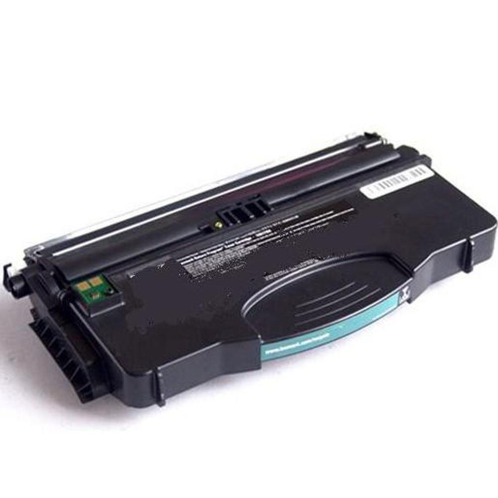 Una cartuccia di toner nera con un'etichetta verde. È su sfondo bianco. La cartuccia è angolata verso l'alto a destra.