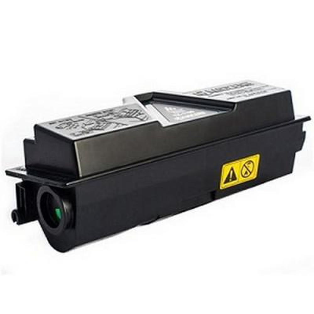 Cartuccia toner Kyocera nera su bianco. Ha un adesivo di avvertimento giallo. All'estremità è visibile una lente verde.