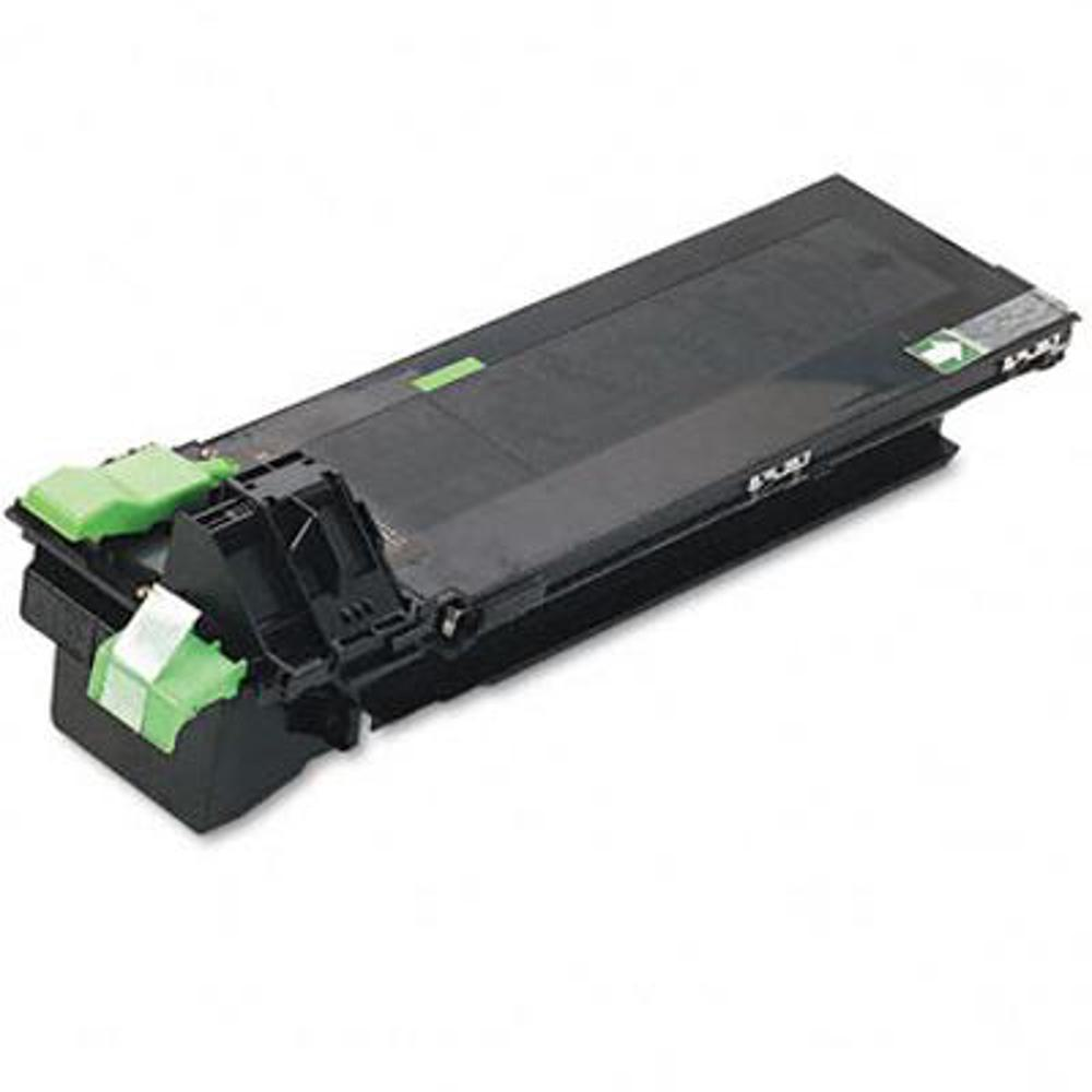 Una cartuccia di toner per stampante nera con dettagli verdi e bianchi. La cartuccia è su sfondo bianco, inclinata verso destra.