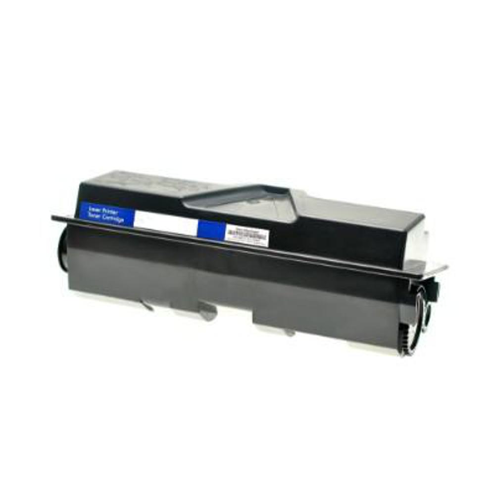 Una cartuccia toner nera per stampante laser su sfondo bianco. Ha un'etichetta blu e un'etichetta bianca con testo.