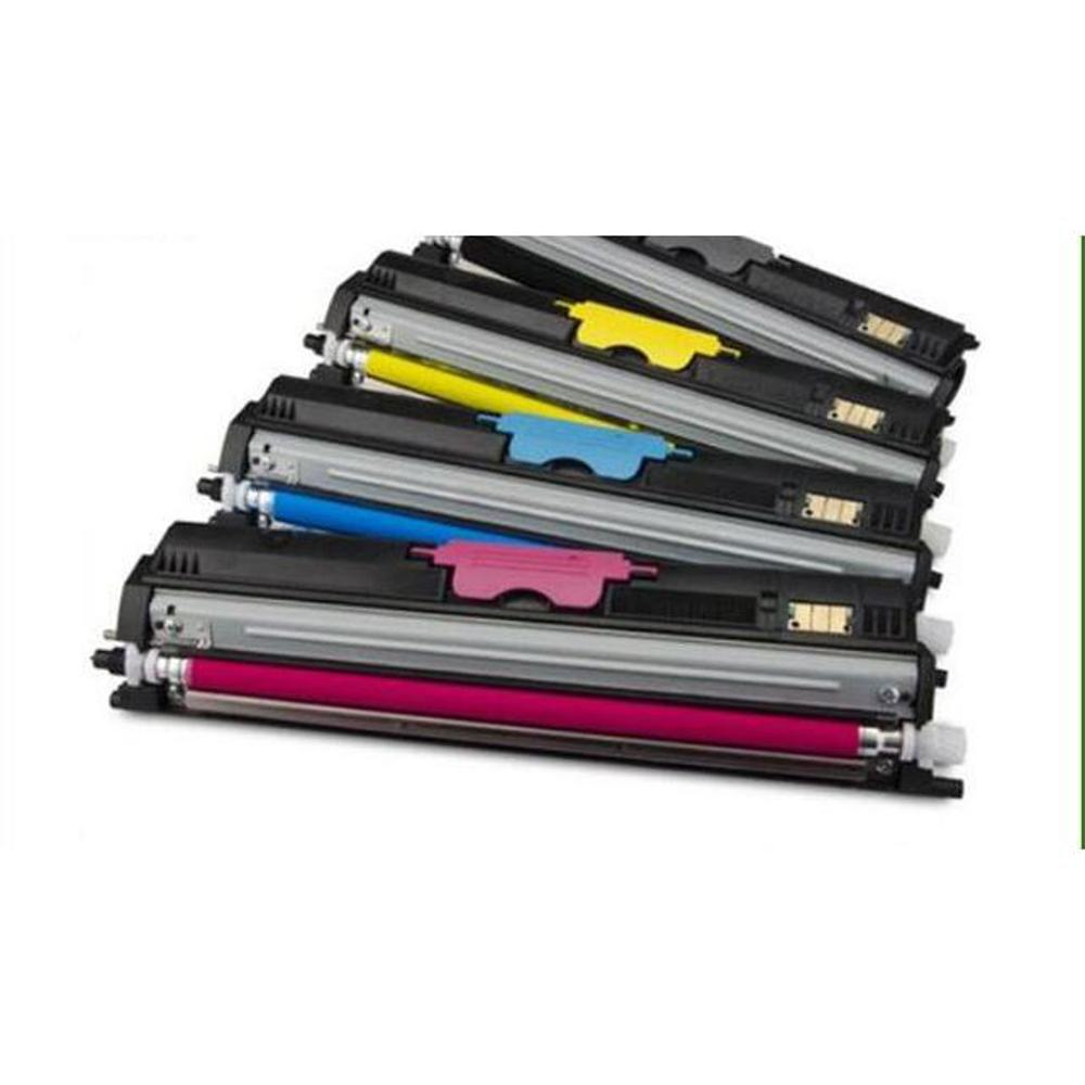 Una pila di cartucce toner colorate per stampanti. I colori includono giallo, blu, rosa e magenta. Sono visibili anche cartucce nere.