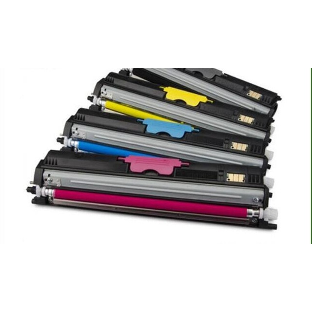 Una pila di cartucce toner per stampanti. Sono visibili vari colori di toner: giallo, blu, rosa e magenta. Le cartucce sono nere e grigie.