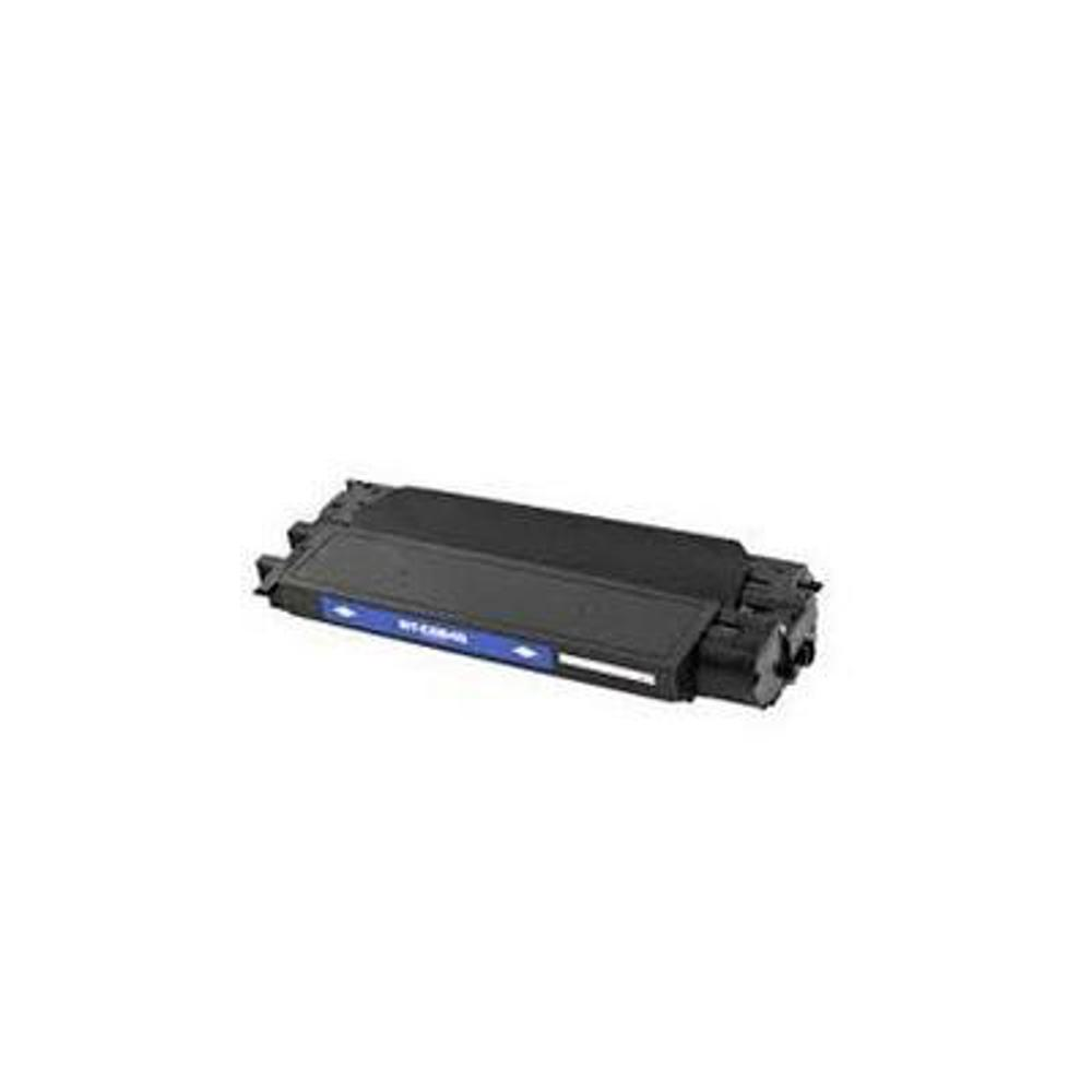 Una cartuccia di toner nera con etichetta blu è posizionata orizzontalmente su sfondo bianco.