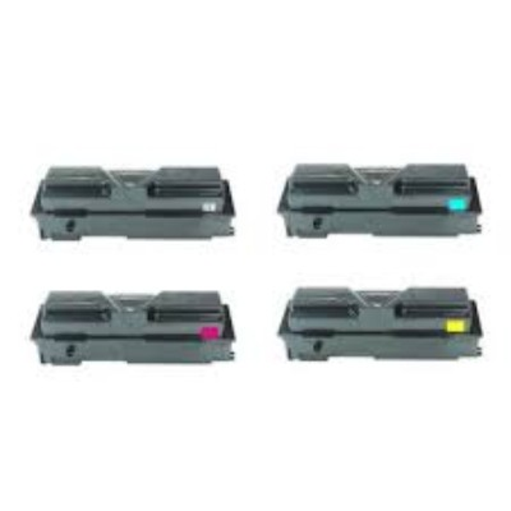 Quattro cartucce di toner nero per stampante, ciascuna con un segno colorato diverso: bianco, ciano, magenta e giallo.