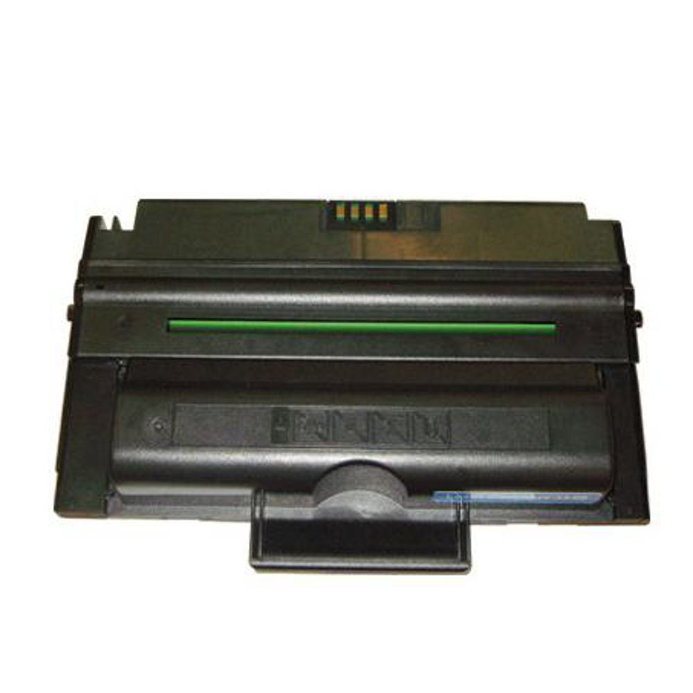 Una cartuccia di toner per stampante nera con una linea verde e una piccola maniglia anteriore. Lo sfondo è bianco.