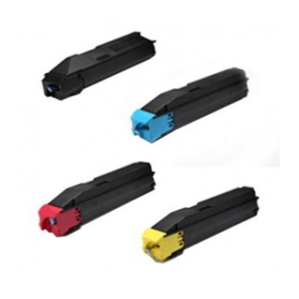 Quattro cartucce di toner per stampanti nere con estremità colorate: blu, rosso, giallo e nero. Tutto su sfondo bianco.