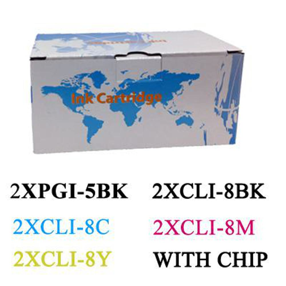 Una scatola bianca con una mappa del mondo blu e la scritta "Ink Cartridge". Sotto etichette di testo: 2XPGI-5BK, 2XCLI-8BK, 2XCLI-8C, 2XCLI-8M, 2XCLI-8Y, CON CHIP.