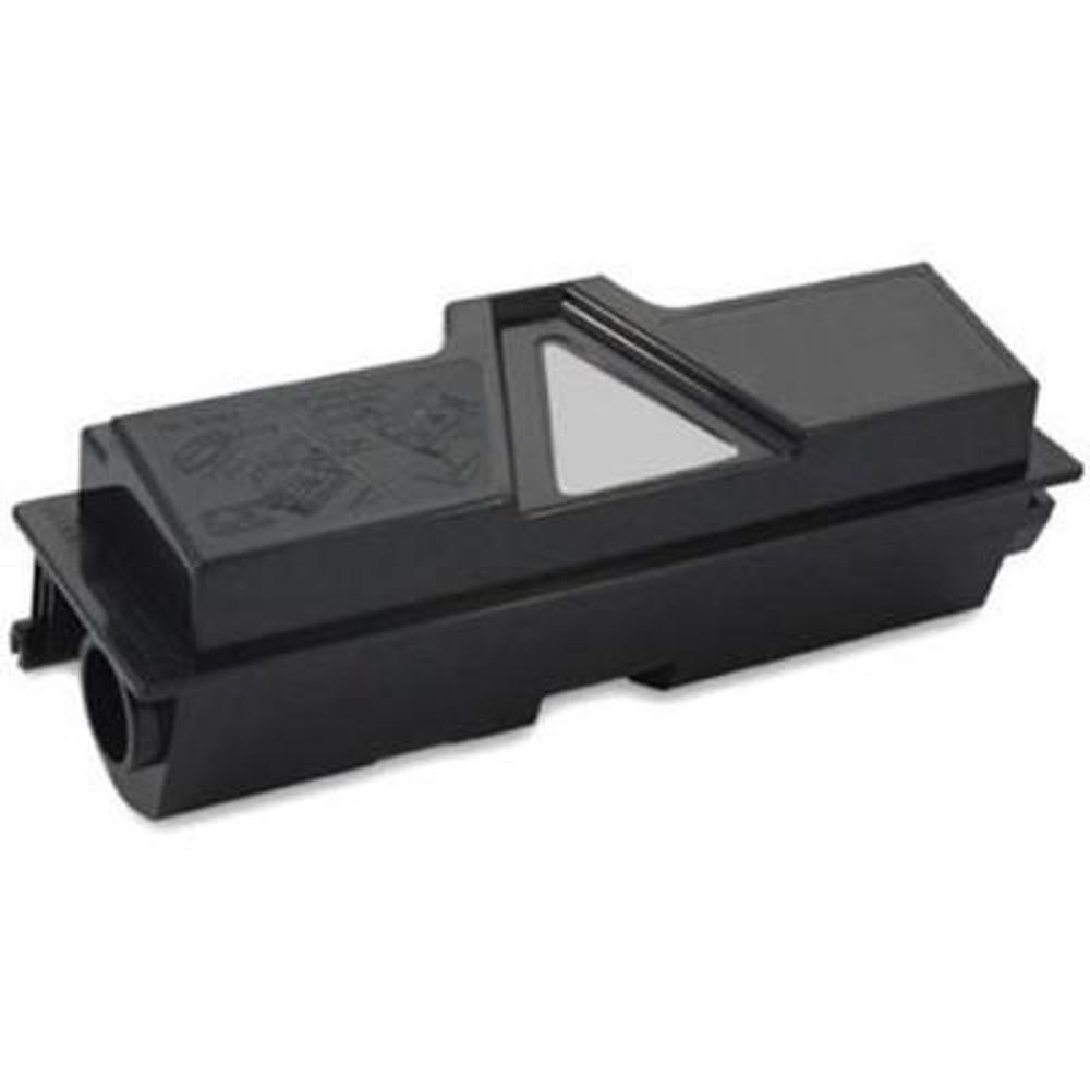 Cartuccia toner nera. Forma rettangolare con finestra triangolare e apertura cilindrica laterale. Isolato su sfondo bianco.