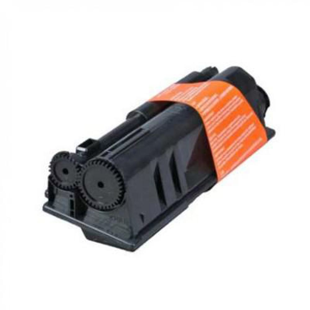 Cartuccia toner nera con etichetta arancione. Presenta due ingranaggi. Isolato su sfondo bianco.