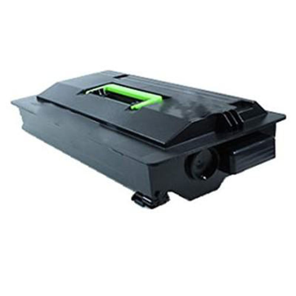 Cartuccia toner per stampante nera con maniglia verde. La cartuccia è su sfondo bianco e ha una forma rettangolare.