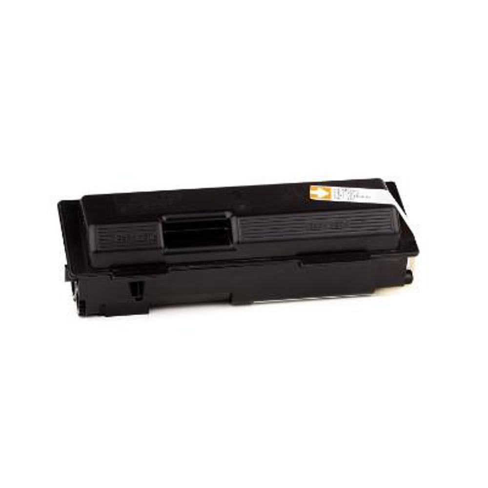 Una cartuccia toner nera per stampante su sfondo bianco. Ha un'etichetta con dettagli arancioni e bianchi.