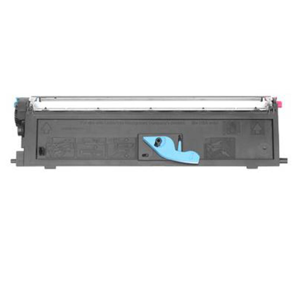 Una cartuccia toner per stampante. È principalmente grigia con una leva azzurra e un'estremità rosa e ciano.