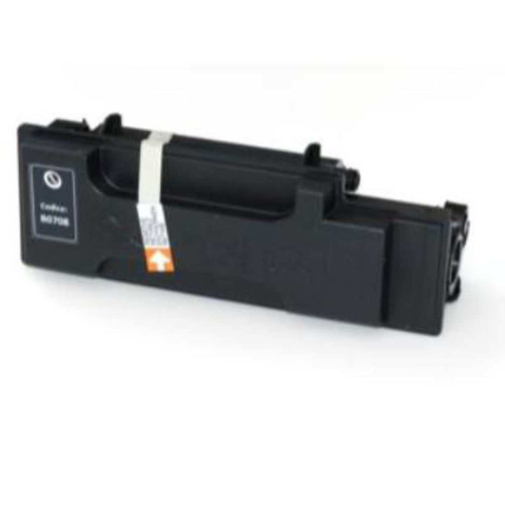 Una cartuccia di toner per stampante nera con etichetta bianca e freccia arancione, su sfondo bianco.