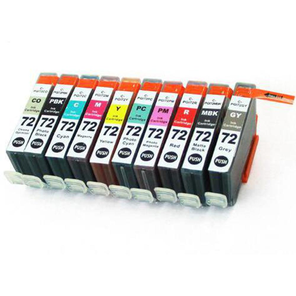 Cartucce d'inchiostro di vari colori, etichettate con lettere e numeri. Sono disposte in fila con pulsanti.