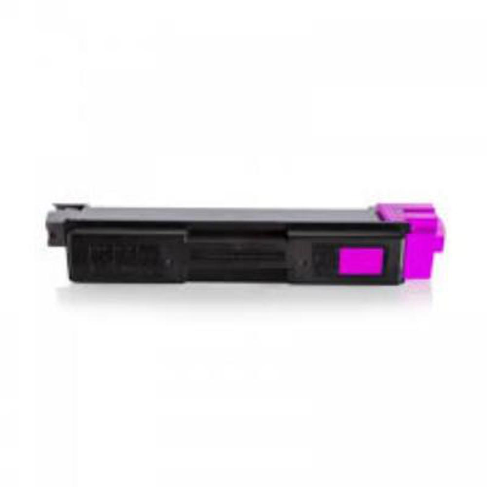 Una cartuccia di toner per stampante nera con un'estremità rosa e un'etichetta rosa sul lato, su sfondo bianco.