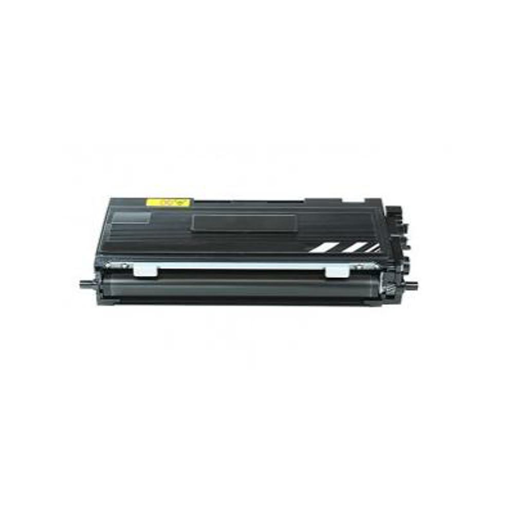 Una cartuccia toner nera con strisce bianche ed etichetta. Si trova orizzontalmente su sfondo bianco.