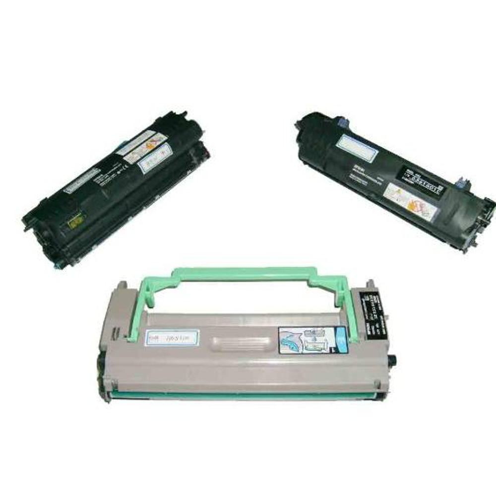 Tre cartucce toner per stampanti. Due cilindriche nere, una beige con manico verde.