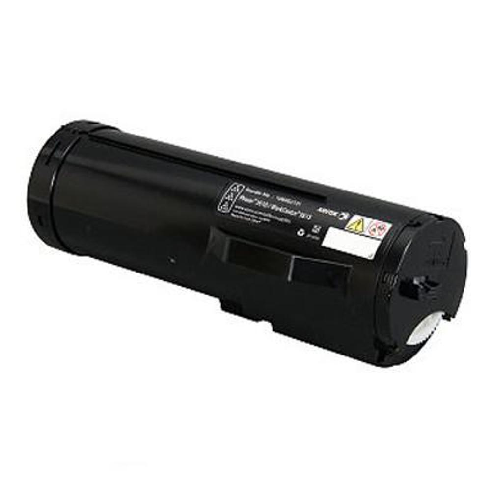 Una cartuccia toner Xerox cilindrica nera è in diagonale. Ha etichette bianche con testo e simboli di avvertimento. Lo sfondo è bianco.