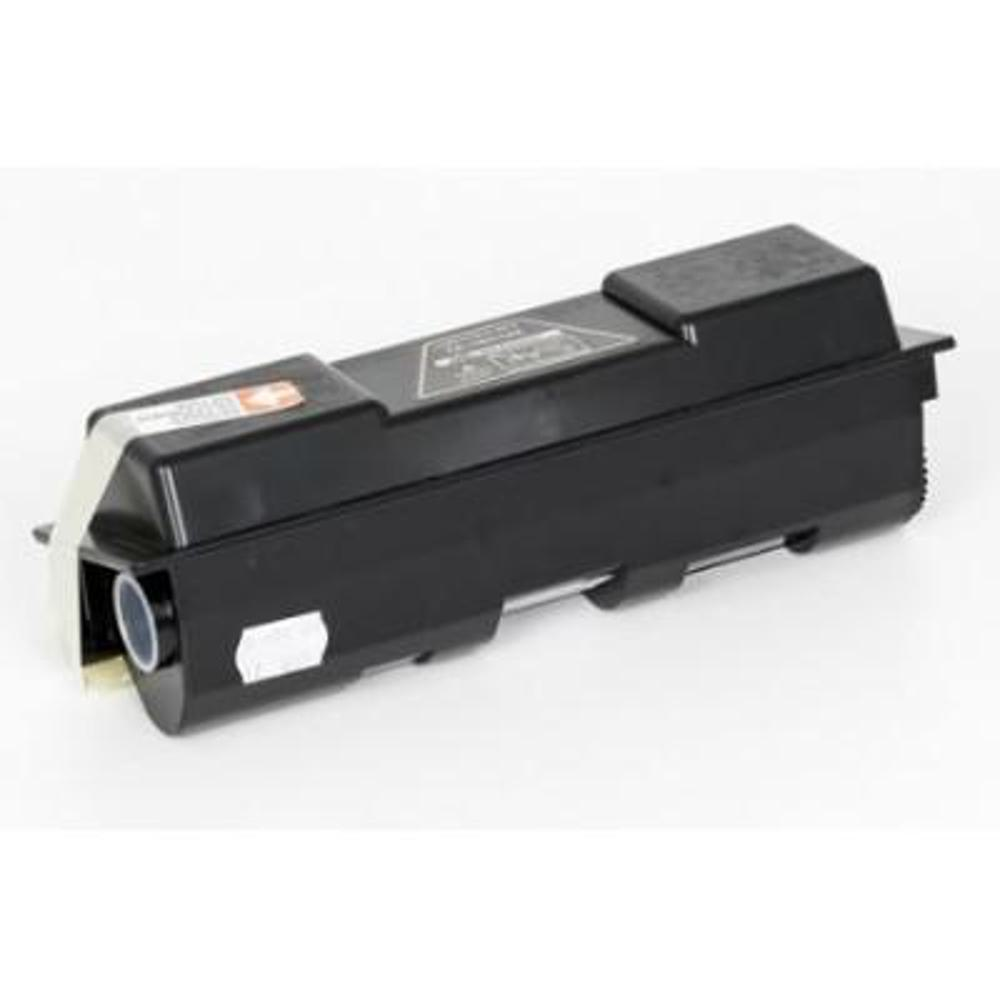 Cartuccia toner per stampante nera su sfondo bianco. Ha adesivi ed etichette. Forma rettangolare con apertura cilindrica.