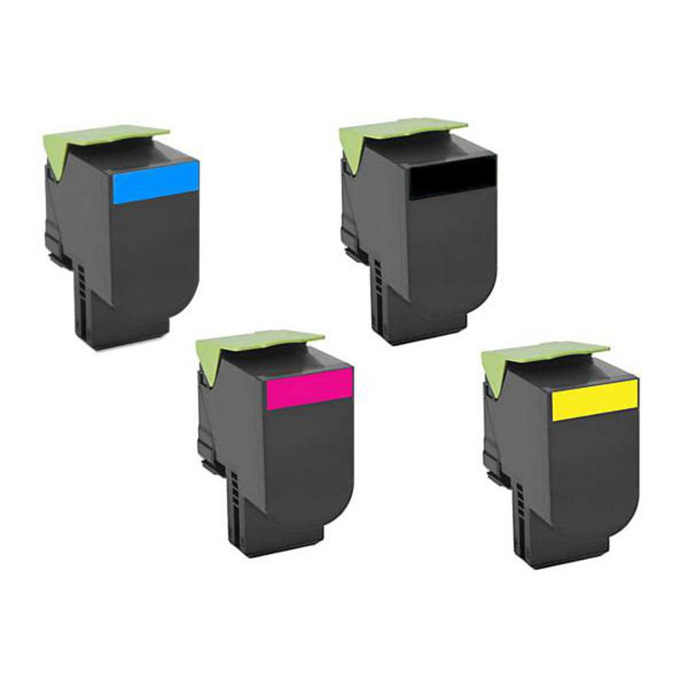 Quattro cartucce d'inchiostro per stampanti. Ognuna ha un corpo nero, un coperchio verde e una striscia colorata: blu, nero, rosa e giallo.