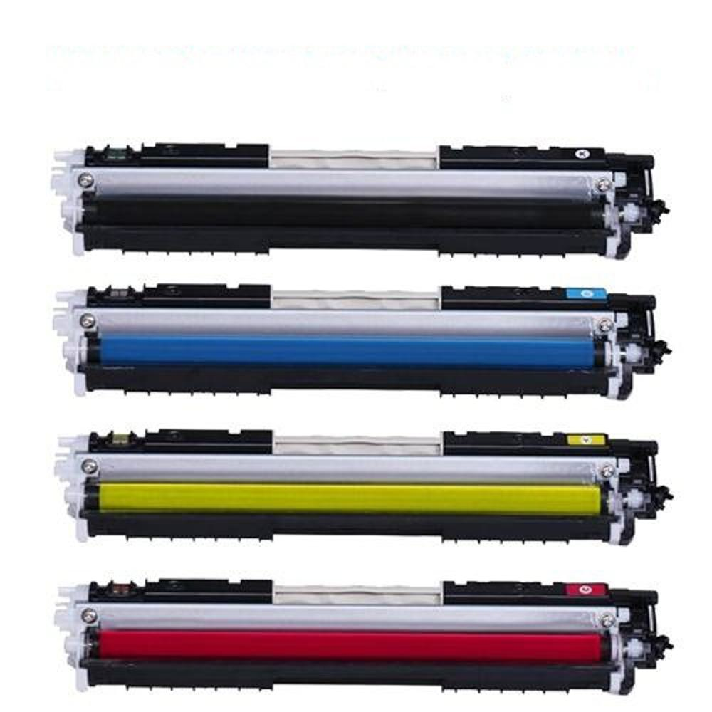 Vengono visualizzate quattro cartucce di toner per stampanti. Sono nere, blu, gialle e rosse. Ogni cartuccia ha un rullo argentato.