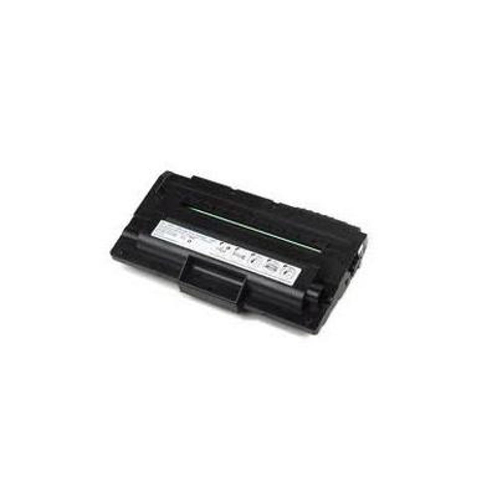 Una cartuccia toner nera, rettangolare, con etichetta e maniglia. È posizionata diagonalmente su una superficie bianca.