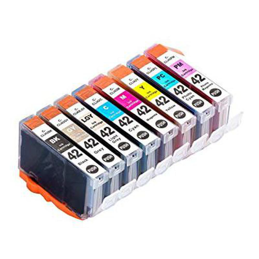 Cartucce d'inchiostro in fila. Sono di vari colori ed etichettate con i colori. Le cartucce hanno il numero 42.