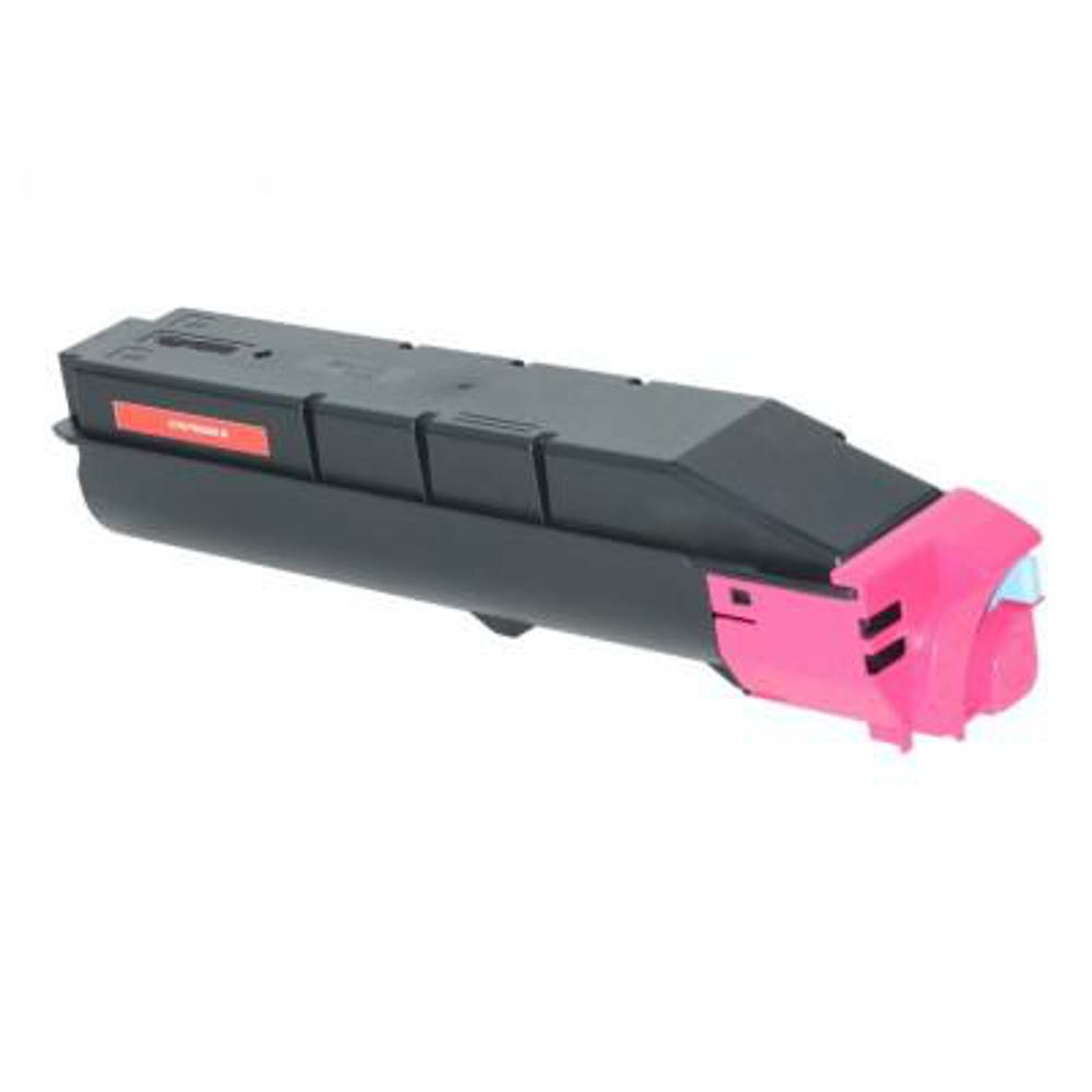 Una cartuccia toner magenta. È nera con un'estremità rosa. C'è una piccola etichetta rossa sulla cartuccia. Sfondo bianco.