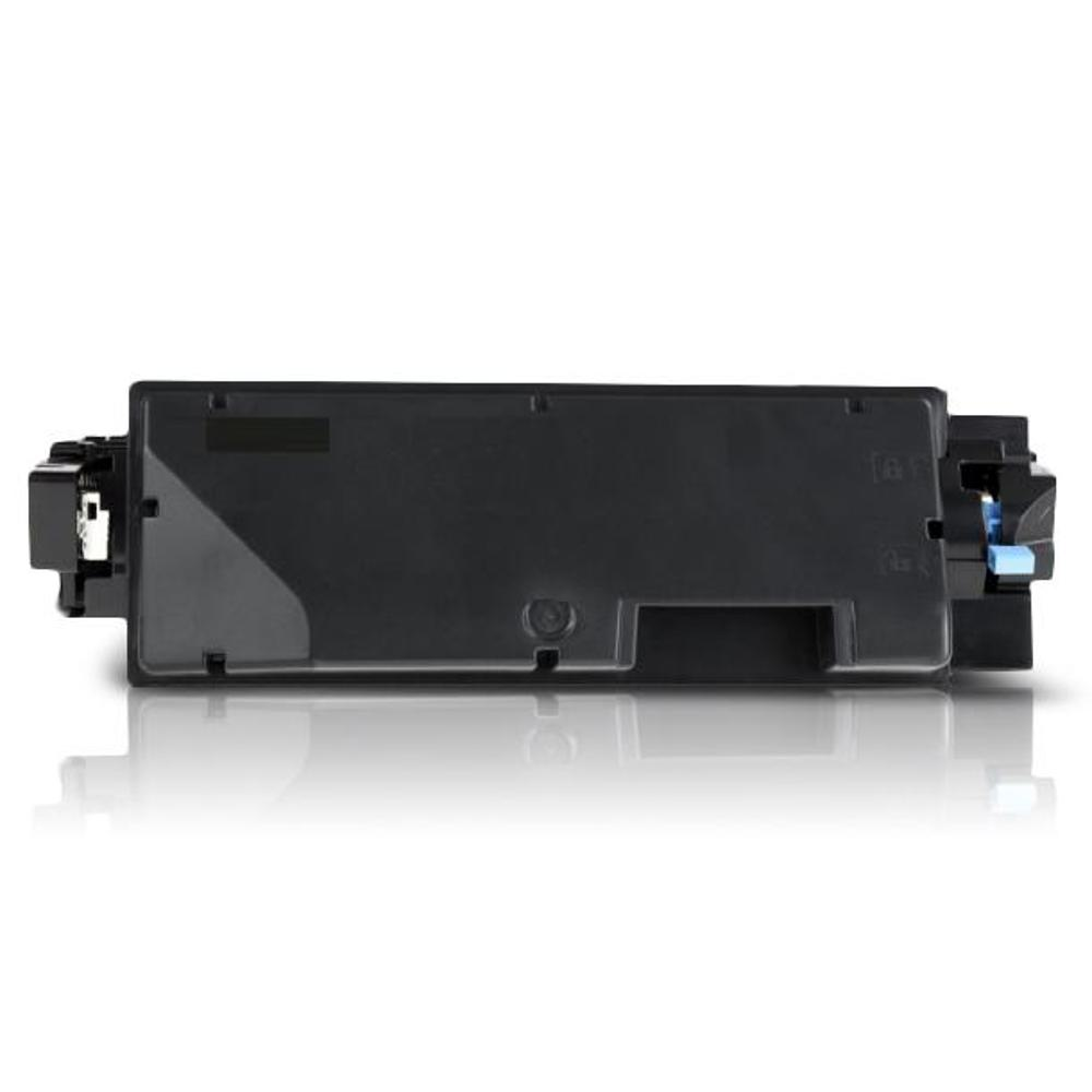 Una cartuccia di toner nera, rettangolare, con accenti blu e bianchi sul lato destro e una leggera riflessione sotto.