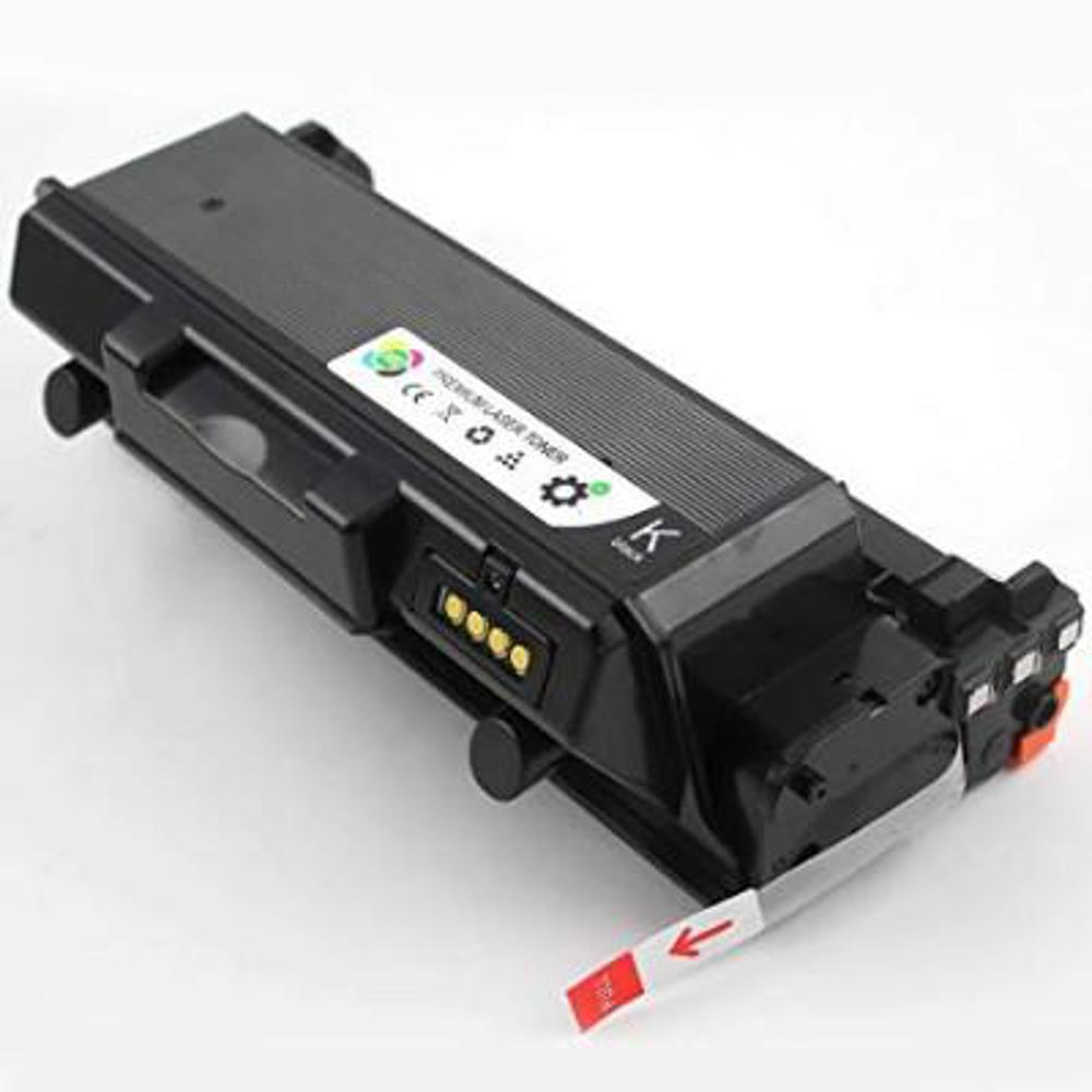Una cartuccia di toner per stampanti nera con adesivo e freccia. La cartuccia ha del testo e la lettera 'K'.